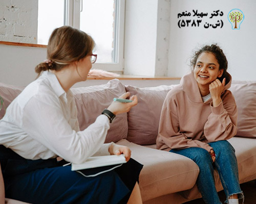 زمان مراجعه به روانشناس بالینی هنگامی است که احساس می‌کنید استرس، اضطراب یا افسردگی بر زندگی روزمره شما تأثیر منفی گذاشته است.