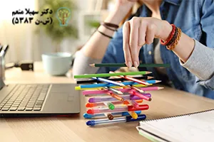 بیماری ADHD در بزرگسالان می‌تواند با علائمی مانند عدم تمرکز، بی‌قراری و دشواری در مدیریت زمان ظاهر شود که بر زندگی روزمره تأثیر می‌گذارد.