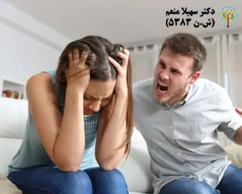 نشانه‌های کنترل‌گری شامل ایرادگیری مداوم از رفتارها و تصمیمات طرف مقابل و تهدید کردن او در مواقع خاص است.
