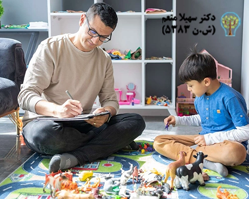 کودک در حال بازی با حیوانات اسباب بازی در کنار روانشناس کودک برای تقویت مهارت‌های اجتماعی و عاطفی