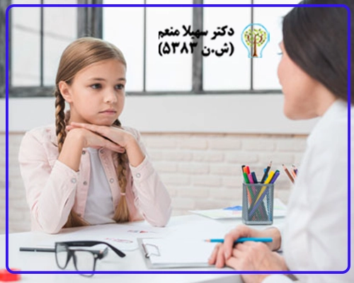 کودک در حال گوش دادن به مشاوره روانشناسی برای حل مشکلات عاطفی و رفتاری