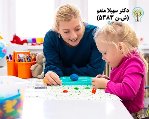 کودک در حال بازی با خمیر در کنار مشاور کودک برای تقویت خلاقیت و مهارت‌های اجتماعی