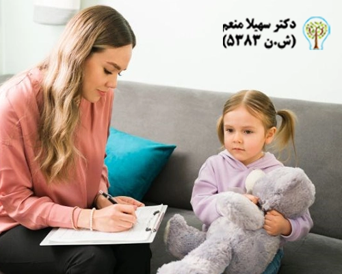 کودک در جلسه مشاوره روانشناسی در حال بازی با اسباب بازی برای بهبود مهارت‌های عاطفی و اجتماعی