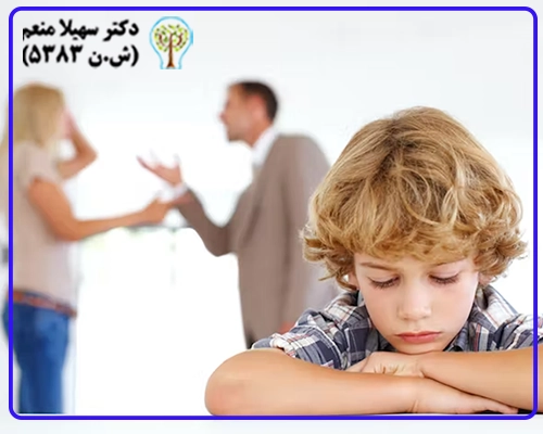 عوامل مختلفی که می‌تواند موجب بروز افسردگی در کودکان شوند شامل استرس خانوادگی، فقدان محبت کافی، و تجربه اتفاقات تلخ مانند طلاق والدین است.