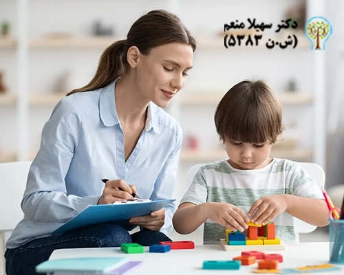 کودک در جلسه مشاوره روانشناسی در حال بازی خانه‌سازی به‌همراه مشاور برای بهبود مهارت‌های عاطفی و اجتماعی