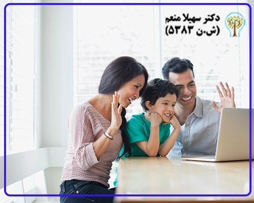مشاور کودک آنلاین ۲۴ ساعته در حال گفتگو با والدین
