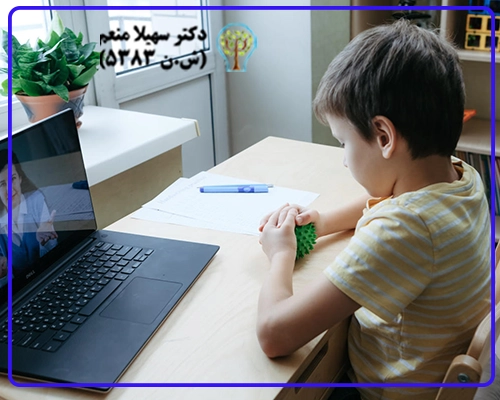 کودک در حال بازی درمانی در جلسه مشاوره کودک آنلاین